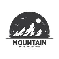 modelli di progettazione logo avventura in montagna vettore