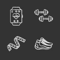 set di icone di gesso fitness. equipaggiamento sportivo. manubri, metro a nastro, scarpe da ginnastica, braccialetto sportivo. illustrazioni di lavagna vettoriali isolate