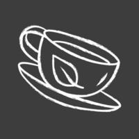 icona del gesso della tazza di tè verde. bevanda naturale ed ecologica a base di erbe. caffetteria, logo del caffè. bere dietetico disintossicante, mangiare sano. tazza di porcellana con illustrazione di lavagna vettoriale isolato bevanda
