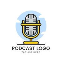 logo podcast con microfono e sfondo del cielo vettore