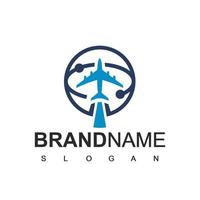 logo di viaggio, aereo volante con il simbolo del pianeta vettore