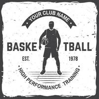 distintivo del club di basket. illustrazione vettoriale. concetto per camicia, stampa o t-shirt. design tipografico vintage con giocatore di basket e silhouette di palla da basket vettore