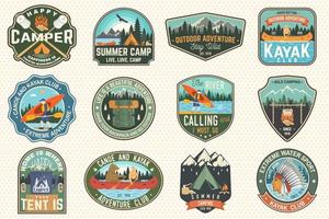 set di badge per campi estivi, canoa e kayak. vettore. per patch. design con silhouette da campeggio, montagna, fiume, indiano americano e kayaker. toppe per kayak da campo e sport acquatici estremi vettore