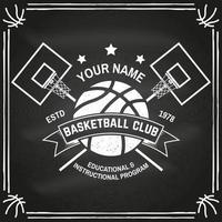 distintivo del club di basket alla lavagna. illustrazione vettoriale. concetto per camicia, stampa, francobollo. design tipografico vintage con anello da basket, silhouette a rete e palla. vettore