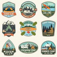 set di badge per campi estivi, canoa e kayak. vettore. concetto per la patch. design retrò con silhouette da campeggio, montagna, fiume, indiano americano e kayaker. toppe per kayak per sport acquatici estremi