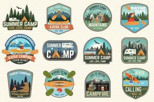 set di badge per campi estivi, canoa e kayak. vettore. per patch. design con silhouette da campeggio, montagna, fiume, indiano americano e kayaker. toppe per kayak da campo e sport acquatici estremi vettore