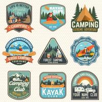 set di badge per campi estivi, canoa e kayak. vettore. concetto per la patch. design retrò con silhouette di campeggio, montagna, fiume, indiano americano e kayaker. toppe per kayak per sport acquatici estremi