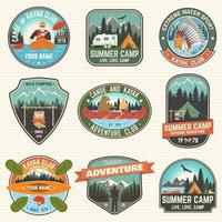 set di badge per campi estivi, canoa e kayak. vettore. concetto per la patch. design retrò con silhouette di campeggio, montagna, fiume, indiano americano e kayaker. toppe per kayak per sport acquatici estremi vettore