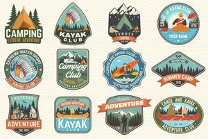 set di badge per campi estivi, canoa e kayak. vettore. concetto per la patch. design retrò con silhouette di campeggio, montagna, fiume, indiano americano e kayaker. toppe per kayak per sport acquatici estremi vettore