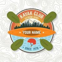 club di kayak. illustrazione vettoriale. concetto per patch, stampa, timbro o tee. design tipografico vintage con silhouette di montagna, casco e barca. toppe per kayak per sport acquatici estremi vettore