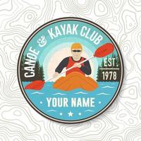 patch club di canoa e kayak. vettore. concetto per camicia, francobollo o t-shirt. design tipografico vintage con silhouette di kayaker. sport acquatico estremo. emblemi di avventura all'aria aperta, toppe per kayak. vettore