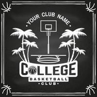 distintivo del club di basket del college sulla lavagna. illustrazione vettoriale. concetto per camicia, stampa, francobollo. design tipografico vintage con anello da basket, silhouette a rete e palla. vettore