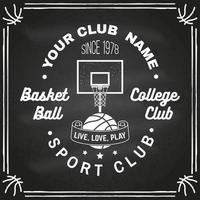 distintivo del club di basket alla lavagna. illustrazione vettoriale. concetto per camicia, stampa, francobollo. design tipografico vintage con anello da basket, silhouette a rete e palla. vettore