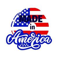 design con stampa t-shirt made in america. 4 luglio festa dell'indipendenza con una trama in loco con bandiera americana. illustrazione vettoriale. come modello poster, banner, adesivo, etichetta. lettering citazione patriottica vettore