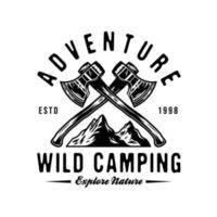 emblema del campeggio avventura con asce incrociate e montagna vettore