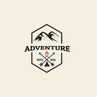 l'avventura in montagna vintage esplora il badge dell'etichetta per il disegno dell'illustrazione vettoriale del simbolo dell'icona del logo