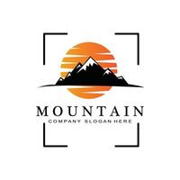 Mountain View logo disegno vettoriale all'alba per l'avventura nella natura all'aperto