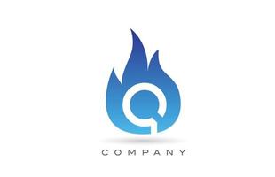 q blu fuoco fiamme alfabeto lettera logo design. modello di icona creativa per azienda e affari vettore