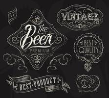 elementi vintage stilizzati sotto un disegno in gesso sul tema della birra su sfondo nero
