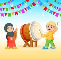 i bambini stanno impastando gli strumenti musicali e il tamburo per l'evento del ramadhan vettore