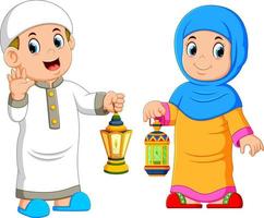 coppia musulmana che tiene lanterna vettore