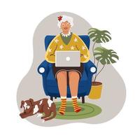 nonna felice con il computer portatile a casa. anziana che lavora online e il cane dorme ai suoi piedi vettore
