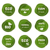 modello di adesivi alimentari eco, bio, vegani, logo con foglie per prodotti biologici ed ecologici. adesivi ecologici per l'etichettatura di confezioni, alimenti, cosmetici. stile disegnato a mano. vettore
