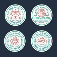 campeggio logo set linea colore composto da zaino, bicicletta, barbecue, grill, alberi per simbolo turistico vettore