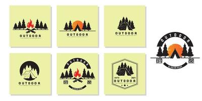 disegno del logo del campo di falò, all'aperto, di notte, illustrazione vettoriale di alpinista nella foresta