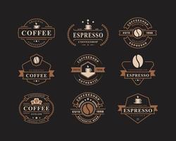 set di loghi classici per caffetteria con badge retrò. tazza, fagioli, caffè in stile vintage design illustrazione vettoriale