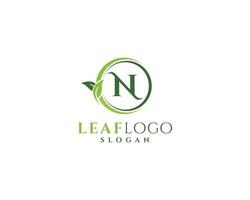 lettera n logo foglia naturale, logo foglia, design logo cerchio foglia verde vettore