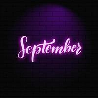settembre. lettere luminose al neon su uno sfondo di muro di mattoni. illustrazione di calligrafia vettoriale. tipografia per striscioni, distintivi, cartoline, magliette, stampe, poster. vettore