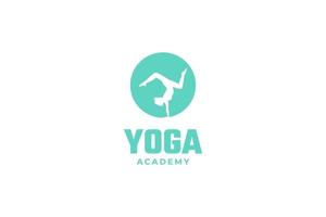 illustrazione del modello vettoriale di progettazione logo yoga piatto