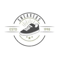 design del logo del negozio di scarpe da ginnastica. negozio di scarpe. illustrazione vettoriale di scarpe da ginnastica