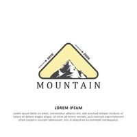 design del logo della montagna con badge retrò. design vintage con logo di montagna. l'etichetta con il logo del triangolo di montagna vettore