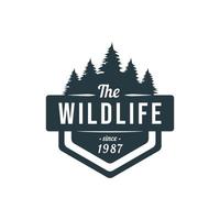 logo della fauna selvatica del campeggio nella foresta. sagoma di foresta o boschi. logo della foresta vettore