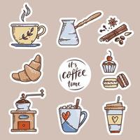 set di adesivi per caffè. illustrazione dello schizzo vettoriale con scritta il suo tempo del caffè, tazze da caffè, cezve, spezie, macinacaffè, croissant e altri dolci