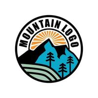modello di logo di viaggio e spedizione in montagna. logo escursionistico vettore