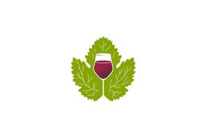 foglia d'uva verde con vettore di progettazione di logo di vetro di whisky di vino