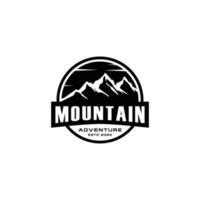 emblema del disegno vettoriale del logo della montagna