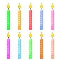 raccolta di candele colorate sulla torta isolata su sfondo bianco. compleanno. illustrazione vettoriale. vettore