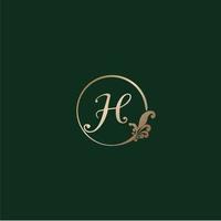 lettera h alfabeto decorativo logo isolato su sfondo verde. modello di progettazione del logo abjad iniziale con anello in oro di lusso. concetto di logo floreale arricciatura elegante. eps 10 file di progetto vettore