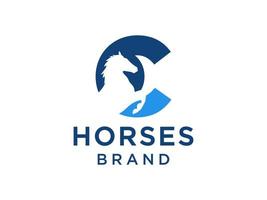 il design del logo con la lettera c iniziale è abbinato a un simbolo di testa di cavallo moderno e professionale vettore