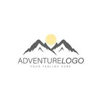 simbolo grafico dell'icona dell'illustrazione del logo dell'avventura della montagna vettore