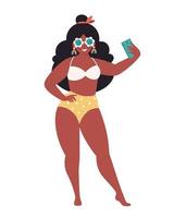 donna di colore in occhiali retrò e costume da bagno che fa selfie o riordina video. ciao estate, vacanze estive