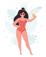 donna in occhiali retrò e costume da bagno che fa selfie o riordina video su sfondo di foglie tropicali. ciao estate, vacanze estive