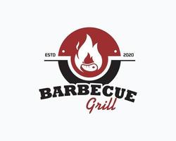 ristorante barbecue - icona logo di barbecue, grill e bar con fuoco, forchetta e spatola per grill. modello di logo barbecue. illustrazione vettoriale