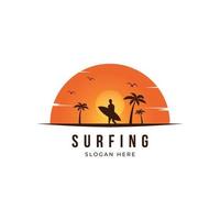 sagoma del surfista che tiene la tavola da surf al logo del tramonto vettore
