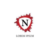 modello di progettazione del logo della lettera n alfabeto. spruzzata di sangue con forma a scudo nel mezzo. concetto iniziale di logo abjad isolato su sfondo bianco. assicurazione, protezione, orrore, sicurezza. vettore