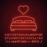 icona della luce al neon del letto degli amanti. letto matrimoniale a forma di cuore sopra. segno luminoso con alfabeto, numeri e simboli. illustrazione vettoriale isolato